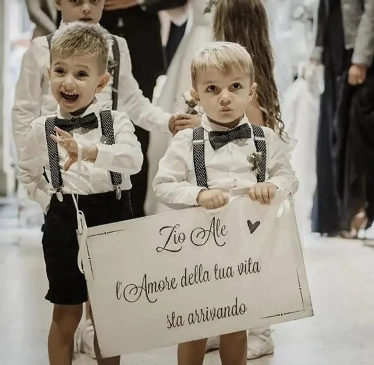 Targa pagetto in legno 40×50 cm – Personalizzabile con dedica e scelta nastro