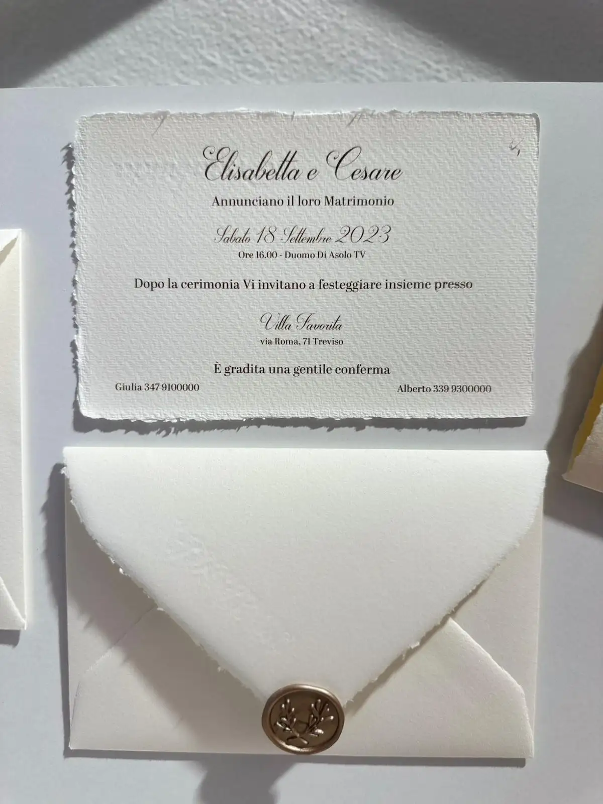 Partecipazione in Carta Amalfitana – Elegante Busta Sfrangiata