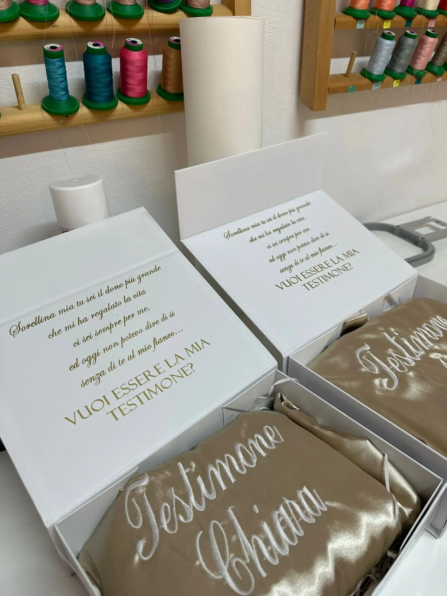 Box Set Damigella / Testimone – Kimono, Sottoveste, Ciabattine e Scatola Personalizzata